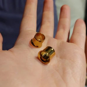 Tunnlar till töjda öron  - Tunnlar till töjda öron. 10mm/00gauge. Mycket fin guldig färg. Knappt använda då jag fortsatt att töja mina öron. 