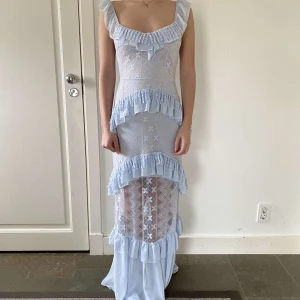 Balklänning  - Superfin unik balklänning som jag köpte på sellpy oktober 2023 inför balen 2024. Säljer då den är lite för liten för mig. Min syster på bilden är 168 cm lång och brukar ha storlek xs/s, klänningen är storlek 34 och passar henne perfekt😍