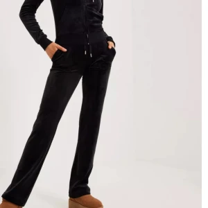 Juicy byxor - säljer dessa super fina juicybyxor då de tyvärr börjar bli försmå😫❤️dom är i bra skick, strl xxs och passar mig som är ca 157❤️❤️priset är diskuterbart vid snabb affär!