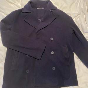 Säljer denna mörkblåa kappa frånträdet zink som är ganska så lik design by si kappan. Den är använd ytterst få gånger!