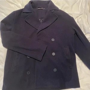 Design by si liknande kappa - Säljer denna mörkblåa kappa frånträdet zink som är ganska så lik design by si kappan. Den är använd ytterst få gånger!