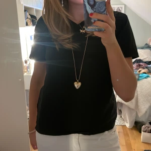 Svart t-shirt - Snygg basic svart t-shirt, bra skick som ej kommer till användning 💓