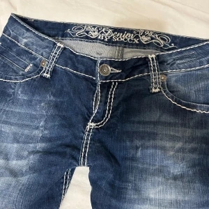 lågmidjade jeans - snygga utsvängda jeans, de är väldigt lowwaist! de är i bra skick utan några defekter. skriv om ni vill har frågor eller vill ha fler bilder! Priset kan diskuteras🩷🩷 grenhöjden: 18 cm innerbenslängden: 70cm midjemåtten: 38 cm rakt över