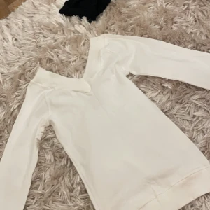 Tröja  - Använt 1-2 gånger ser helt ny ut säljer för att jag ej gillar den  