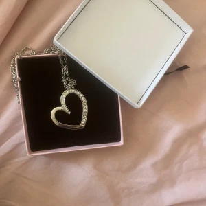 Långt hjärt halsband  - Så fint halsband med ett hängande hjärta! I silver 💕 de är ganska långt som ni kan se på sista bilden men längden kan fortfarande justeras!