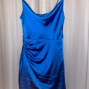 Kort blå satin klänning från Gina jätte fin på använd en gång. Pris går att diskuteras. 