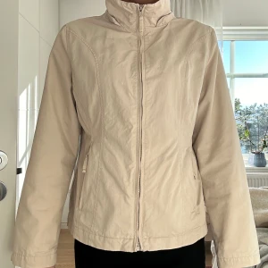 Vårjacka  - Vårjacka från märket Joy i storlek 38. I bra skick. Köpt secondhand☺️
