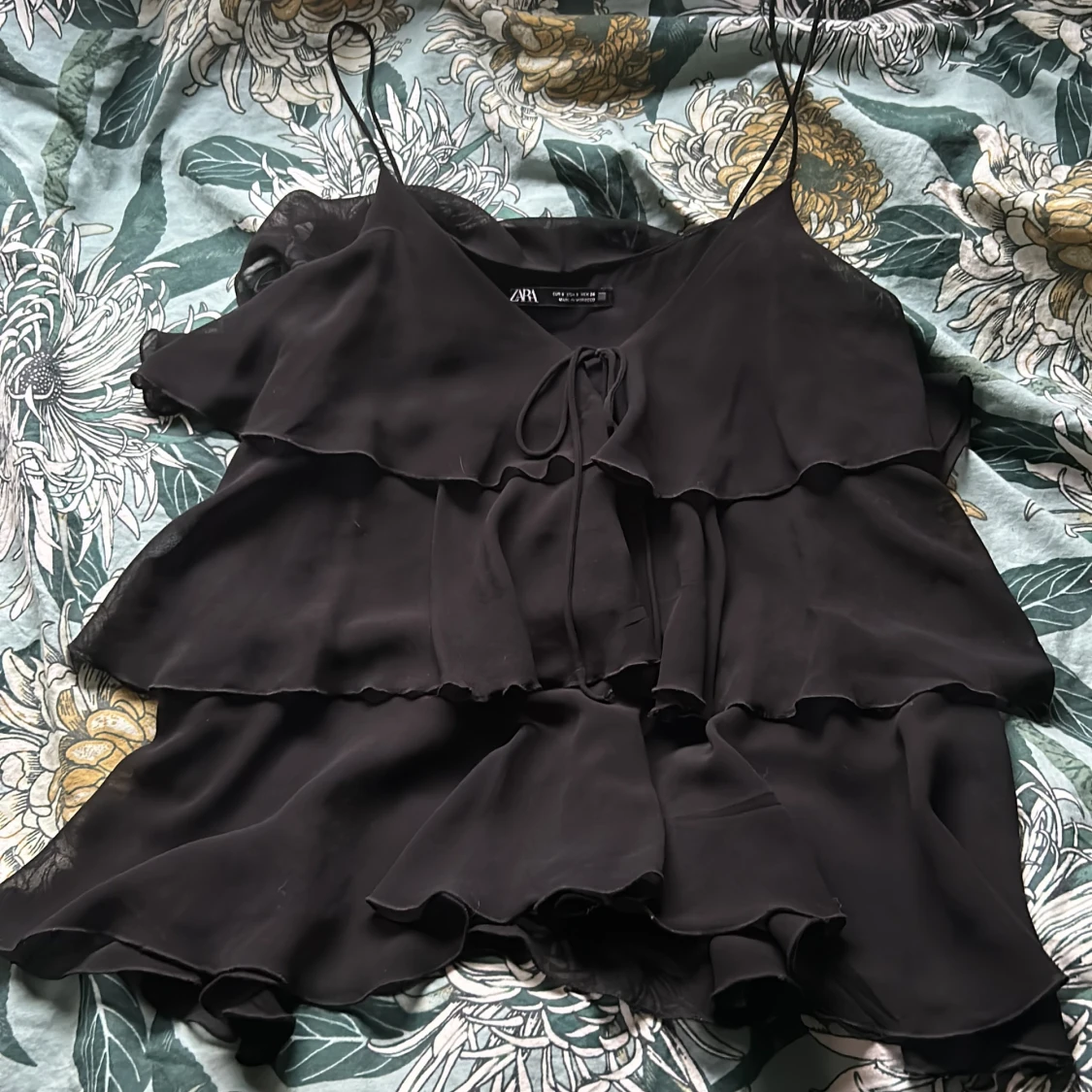 Svart volang topp från Zara. Storlek s. Knappt använd