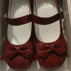 Vinröda Lolita skor! Dom är nya, aldrig använda utan endast testade inomhus. Inget fel på passformen, har bara ingen användning av dom :)