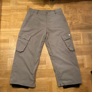Harlaut 06’ cargos rhino grey  - Säljer mina Harlaut apparel cargos i rhino grey 🦏 skick: 9/10 endast använda några få gånger! 🤝 skriv pm för prisförslag eller fler bilder! 