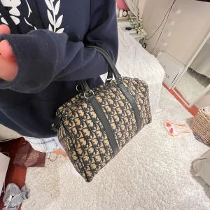 Dior väska - Säljer nu min as fina dior travel bag i mindre str då den inte kommer till användning. Köpt på Vestiaire Collective så kan garantera att den är äkta, har även online kvittot kvar. Öppen för byten mot balenciaga väskor och valentino väskor och annat! 