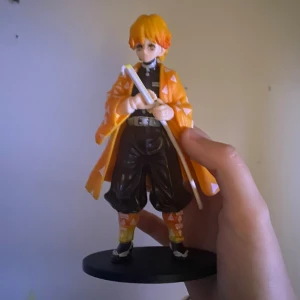 Zenitsu figur  - Zenitsu figur i perfekt skick inte skadad någonstans, kommer med ståplatta som man ser i bilden