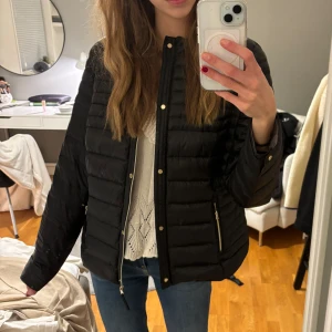 Dunjacka ESPRIT - Jätte fin dunjacka till våren från Esprit!! Jätte bra kvalitet och ser nästan helt oanvändbar ut! Använd fåtal gånger. Storlek 42 men skulle säga att den är åt det mindre hållet!🌸