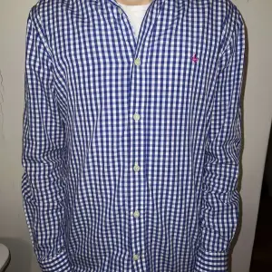 Säljer en blårandig Morris Skjorta Storlek: XS, Passar som S Material: 100% Cotton