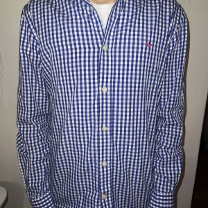 Blårutig Morris skjorta - Säljer en blårandig Morris Skjorta Storlek: XS, Passar som S Material: 100% Cotton