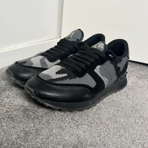 Valentino rockrunners - Säljer ett par Valentiono rockrunners i en riktig fet svart, grå och vit camo färg. Storlek 42, 9/10. Pris går att diskutera!