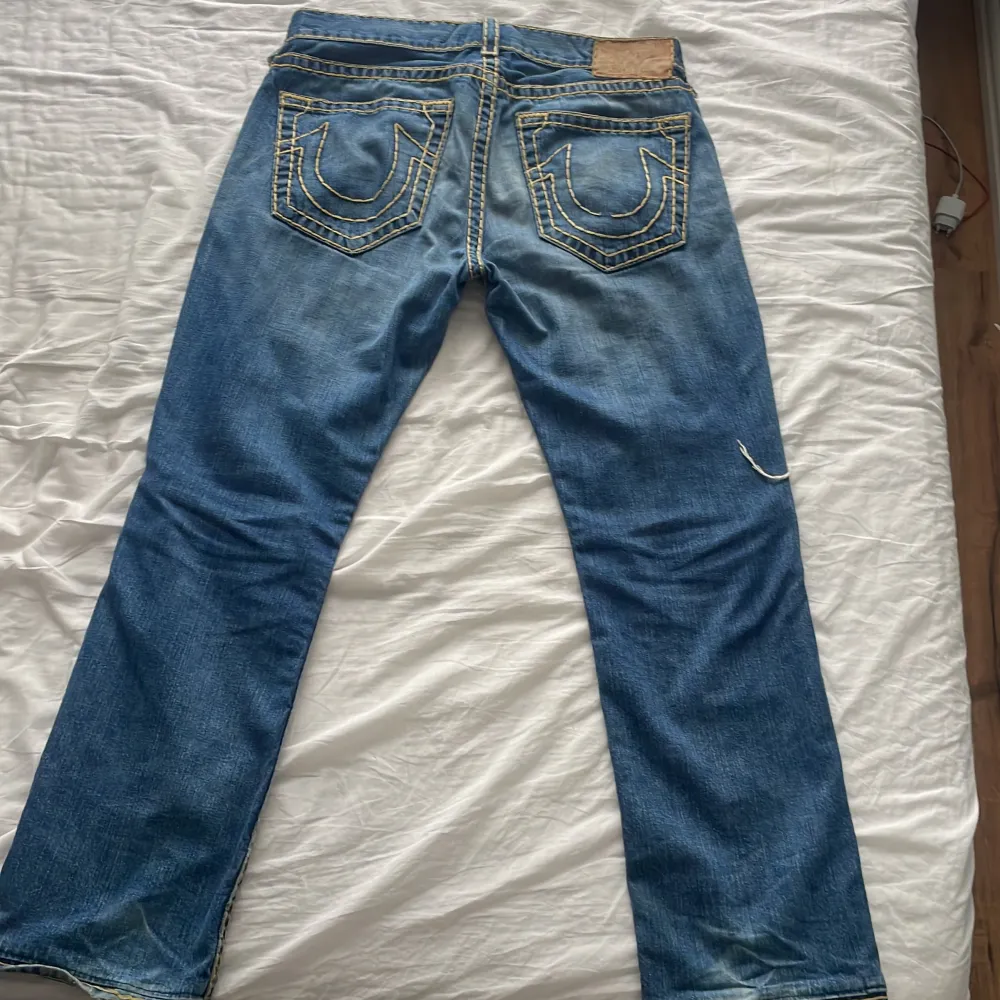 Jätte coola True Religion Jeans, de är köpta i butik för inte länge sen och har inga defekter vad jag kan hitta, de är i stl:34 och är lite långa i bena på mig som är 171cm, rak modell i jeansen. Köparen står alltid för frakt🥰❤️(skriv för fler frågor). Jeans & Byxor.