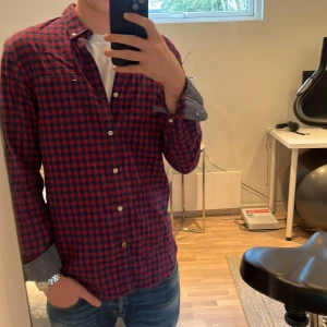 Tommy Hilfiger Skjorta - Tja! Jag säljer nu min riktigt soft flanellskjorta från Tommy Hilfiger. Nästan aldrig använd, skick 9/10! Passar storlek M. Skriv vid frågor!🙌🏼(pris kan diskuteras)