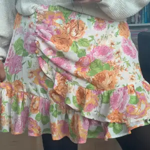 Femenin kjol med ett fint blommigt tryck. Fler bilder finns på förfrågan🌼🌸🍂