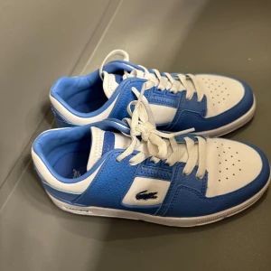 Blåa Lacoste skor - Använda 2 gånger, nypris 1300kr, tillkommer även skokartong