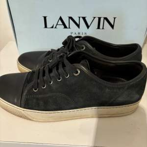 Hej, säljer nu mina lanvin skor då jag tröttnat på de. Cond 8/10, skorna är i bra skick bara lite smutsiga på undersidan. Färgen är väldigt mörkgrön/teal mocka med grått på tån. Box och dustbag medföljer. Hör av dig vid frågor!