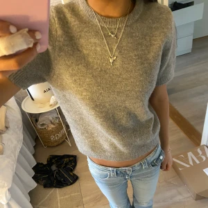 Zara tröja  - Stickad t-shirt från zara, storlek S 💞 Säljer pga har en liknande! Använd 3-4 gånger! 