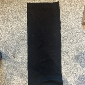 Bershka kjol - Storlek S från berskha med en slits i benet