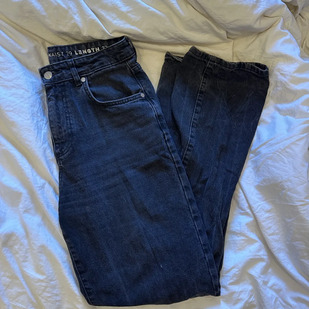 Ett par straight jeans, hög midja och knappt använda. Skulle säga att de passar S/M. Färgen är off black. Jeans & Byxor.