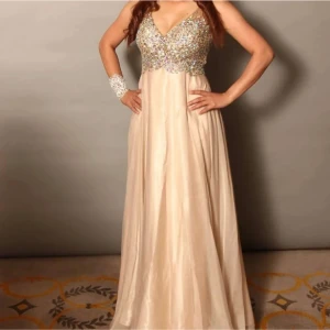 Elegant Klänning - Elegant klänning i fint material, använd 2 gånger. Storlek Asiatisk M och passar EU S eller storlek 36-38. Passar någon som är runt 165cm. Är jättebra för skolbal eller andra event!