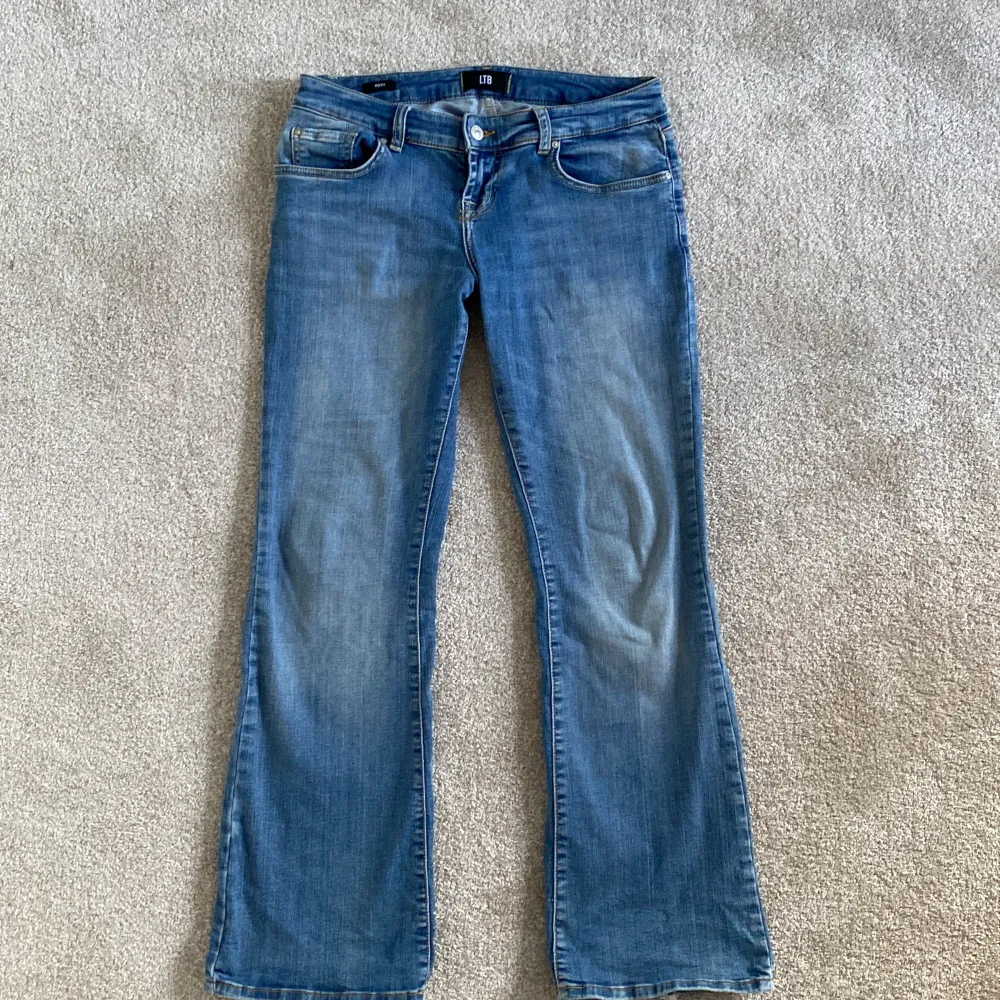 Säljer mina super snygga ljusblåa ltb jeansen då dom är för stora för mig, mycket bra skick då jag inte andvänt dom mycket men är lite slitna på kanten av jeansen💕  (ny pris 829kr)Skriv gärna innan ni köper (Storleken är 27x30) . Jeans & Byxor.