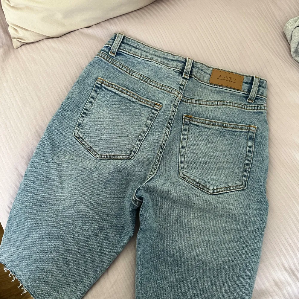 Jeansshorts. Storlek 36. 100 kr.. Shorts.