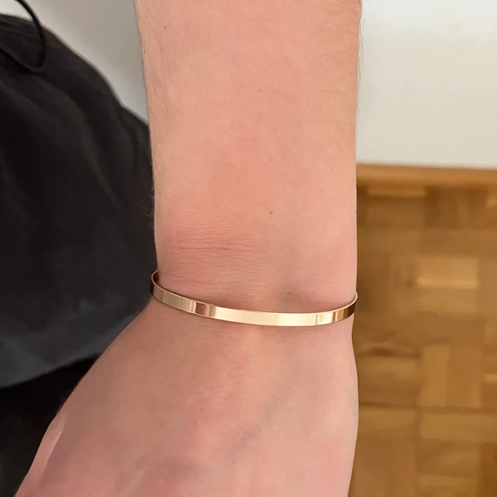 Smalt guldigt armband i bra skick. Köptes sommaren 2023 och har aldrig använts💓har tre olika inställningar på storlekar . Accessoarer.