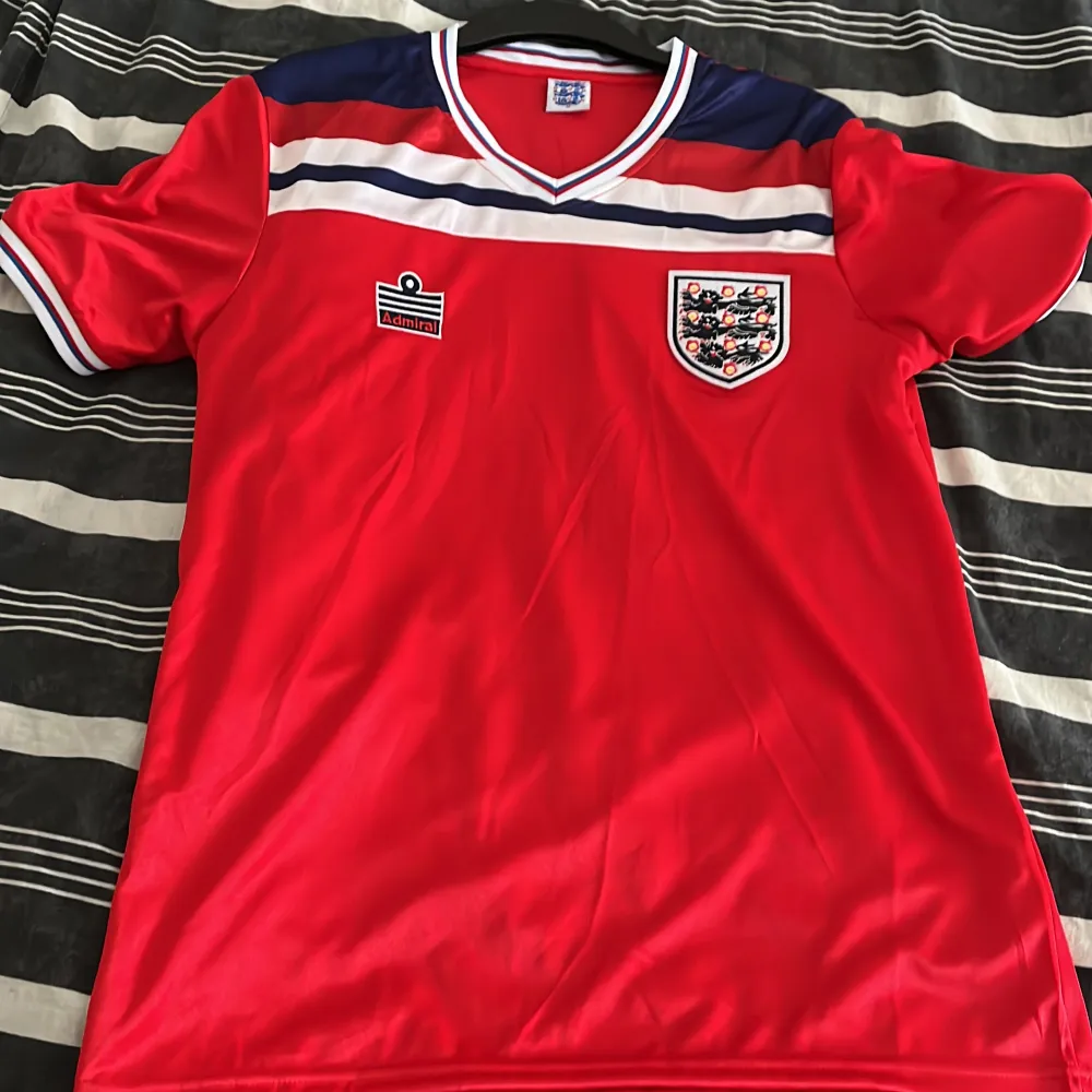 Jag säljer min England retro t-shirt!  Tröjan har endast använts en gång. Inga fläckar eller smuts på tröjan. Tröjan är från VM 1982. OBS!!  Pris kan även diskuteras!. T-shirts.