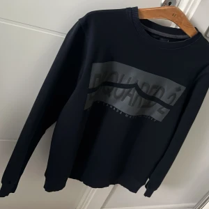 Knappt använd och är fortfarande i bra skick. - Dsquared2  Storlek: M Färg: Mörkblå