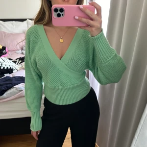 Stickad tröja - Grön stickad tröja. Storlek S. 100 kr.