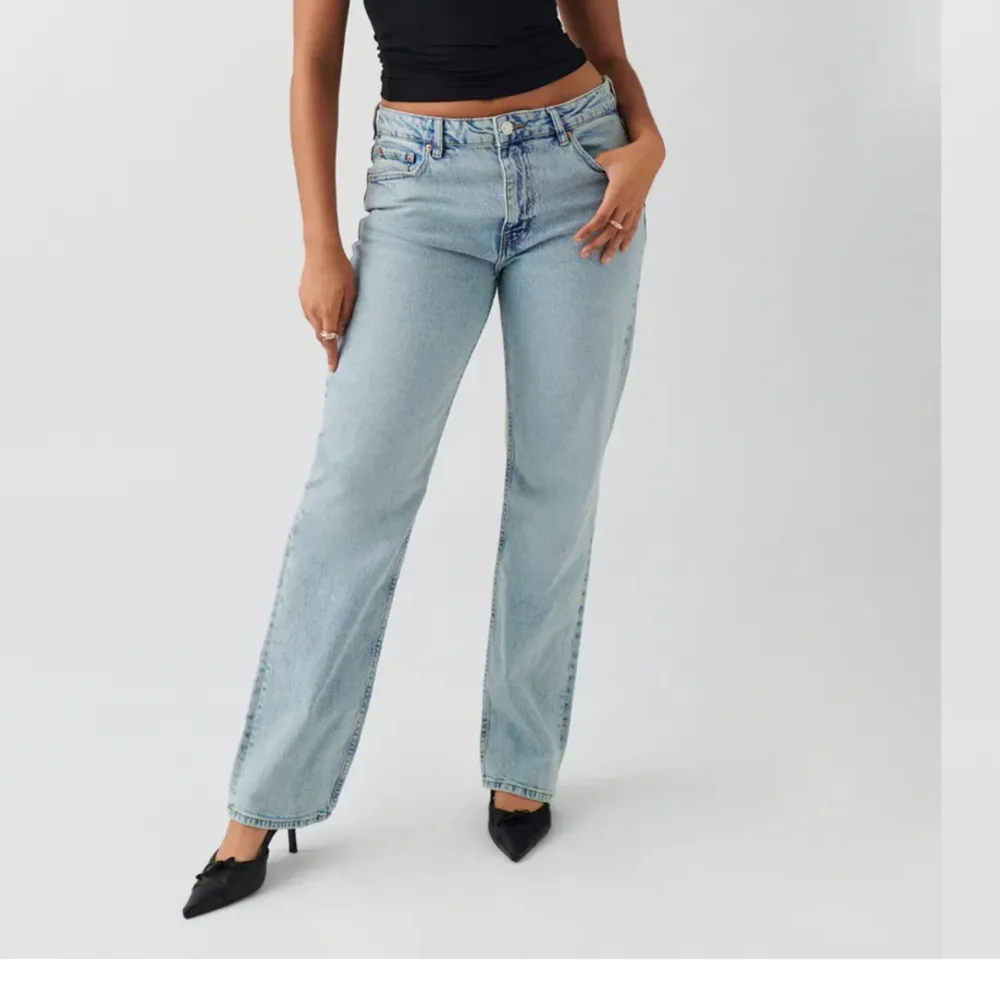 säljer mina jeans från Gina Tricot! de är i nyskick! priset kan diskuteras vid snabb affär! skriv för fler bilder💕. Jeans & Byxor.