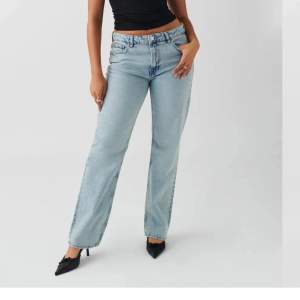 säljer mina jeans från Gina Tricot! de är i nyskick! priset kan diskuteras vid snabb affär! skriv för fler bilder💕