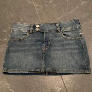 Säljer skit snygg lågmidjad jeans kjol med två knappar. Det är storlekar 38 och passar  mig som är 167 men säljer för den är stor i midjan💞🫶