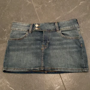 Lågmidjad Jeans kjol - Säljer skit snygg lågmidjad jeans kjol med två knappar. Det är storlekar 38 och passar  mig som är 167 men säljer för den är stor i midjan💞🫶