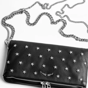 Zadig väska rock star noir - Säljer nu min super coola zadig väska ”rock clutch” med stjärn nitar på. Super cool och ganska unik med stjärnorna⭐️⭐️ Bra skick men stjärnorna börjar tappa lite färg, dock inget som syns om man inte kolla noga. Frakt tillkommer.