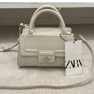 Beige väska - Beige väska från zara, helt oanvänd med lappen kvar!