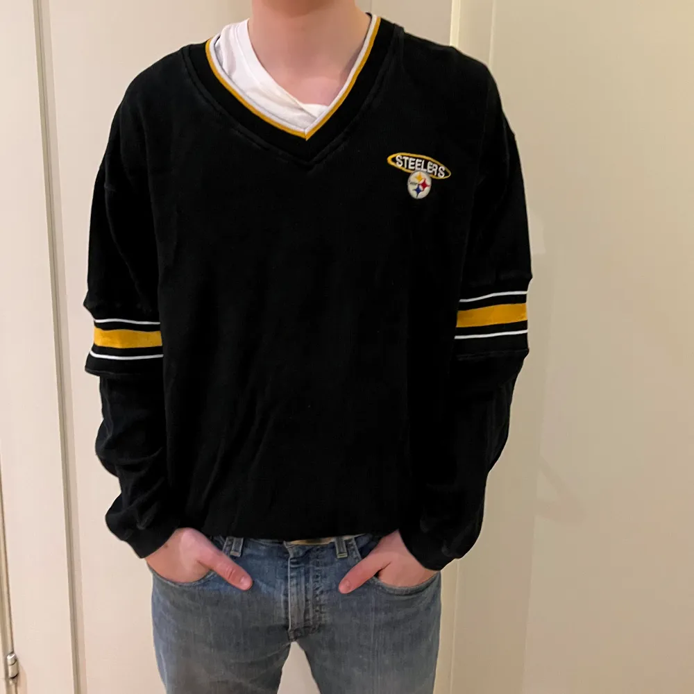 Svart Steelers sweatshirt av The EDGE i storlek L. Det är bra kvalite.  Frakt står köparen för. Hoodies.