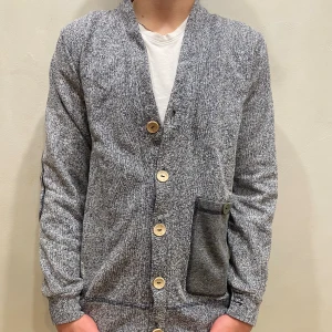 Kofta Jack & Jones  - Kofta Jack & Jones   Modell: 184cm & väger 84kg  Skick: allmänt använd Färg: grå Material: bomull, polyester 