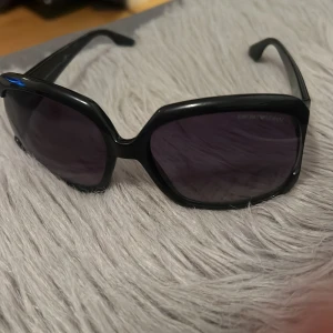 Solglasögon  - Äkta Armani solglasögon. De är jättefina och passar med allt. Det är perfekt för sommaren. Den är ganska gammal (vintage) men jag har aldrig använt de. Det finns även en serie nummer insidan av solglasögonen. 