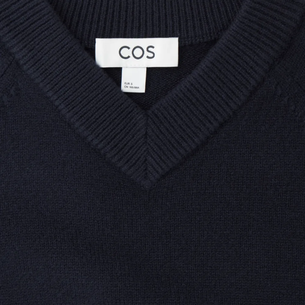 Cos stickad tröja ”cropped v-neck wool jumper”, i jättefint skick, nästan helt oanvänd, marinblå, i storlek L. Originalpris 900kr.. Stickat.