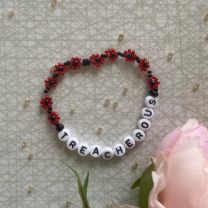 Taylor Swift Armband Treacherous  - ⭐️ Elastisk tråd, ca 15 cm innerkrets, kan göra nytt efter din storlek ⭐️    ⭐️ Rabatt om du köper fler än 2, skriv till mig innan köp för samfrakt ⭐️     ⭐️Kan även göra beställningar!⭐️