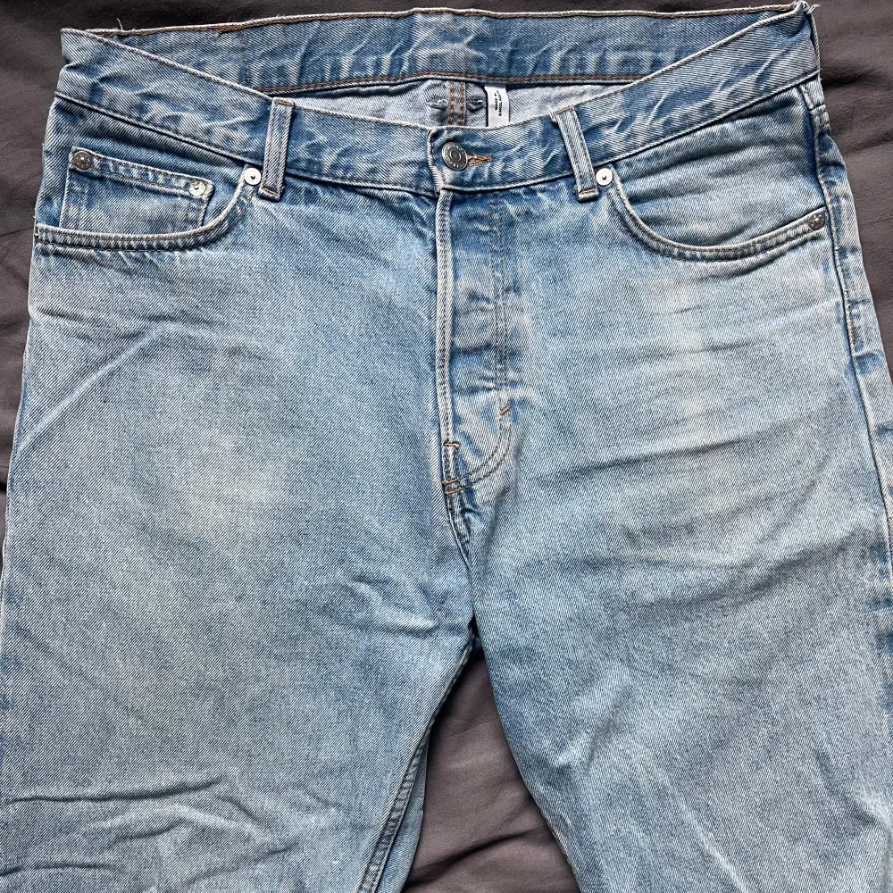 Ett par blå jeans i bra skick från Weekday. Storlek 32/34, modellen är Barrel Relaxed Tapered och nypris ligger på 600kr. Bara att skriva vid funderingar!🙌🏻. Jeans & Byxor.