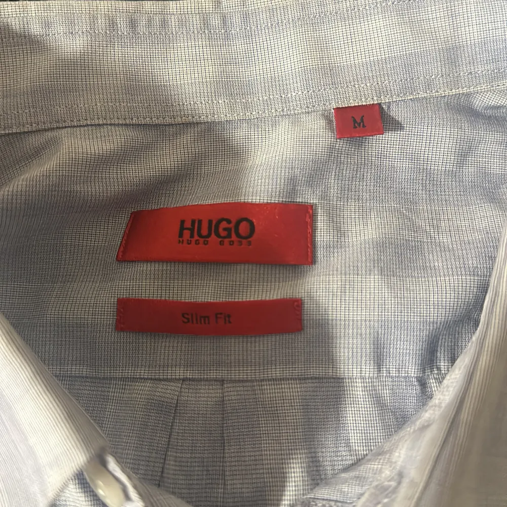 Skjorta från Hugo boss. Bra skick använd max 2-3 gånger. Storlek M, Slim fit. . Skjortor.