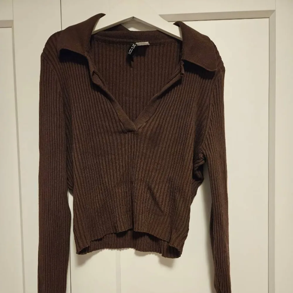 Brun v-ringad långärmad tröja från H&M, inte använd så mycket och ser som ny ut. Säljer då den inte kommer till användning längre! . Toppar.