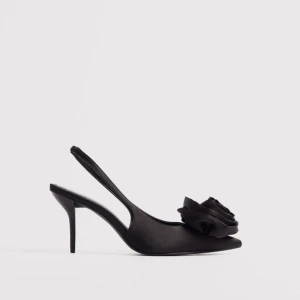 Svarta klackar  - Otroligt snygga svarta klackar med en rosett på, helt nya och oanvända skickas i ordinarie kartong ( de var fel storlek för mig ) nypris 599kr säljer för 450kr 